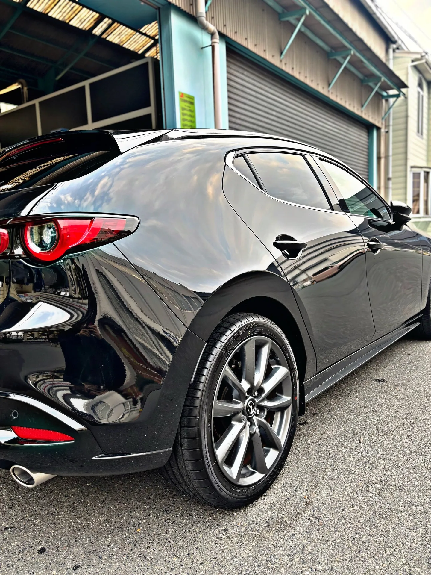 今回はMAZDA3を全体ポリッシュ&ガラスコーディングさせて...